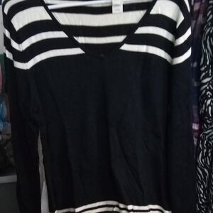 Liz Claiborne Black Long-Sleeve V-Neck Top with White Stripes